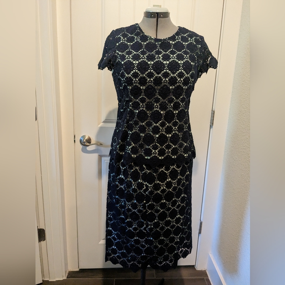 Vince Camuto 2 piece skirt set Navy Blue Lace and Turquoise/Teal lining